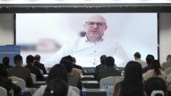 正在互学互鉴、互信合做中深化传布成长纪律的